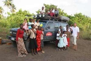 Kinder von Streetkids vor dem Trail for Africa-Gel&auml;ndewagen